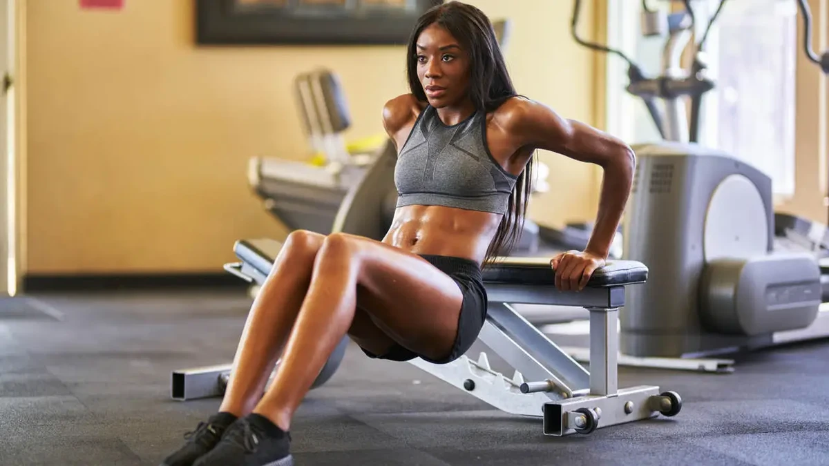 Mulheres treinando: musculação e academia por Shutterstock