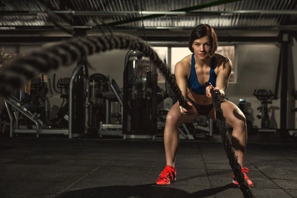 Mulheres treinando: musculação e academia por Shutterstock