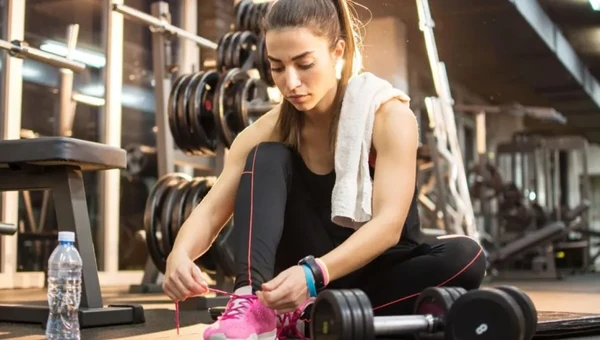 Mulheres treinando: musculação e academia por Shutterstock