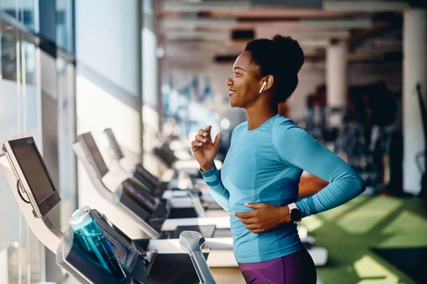 Mulheres treinando: musculação e academia por Shutterstock