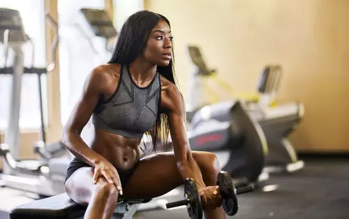 Mulheres treinando: musculação e academia por Shutterstock