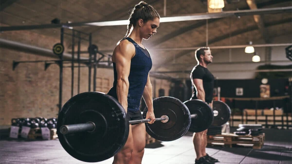 Mulheres treinando: musculação e academia por Shutterstock