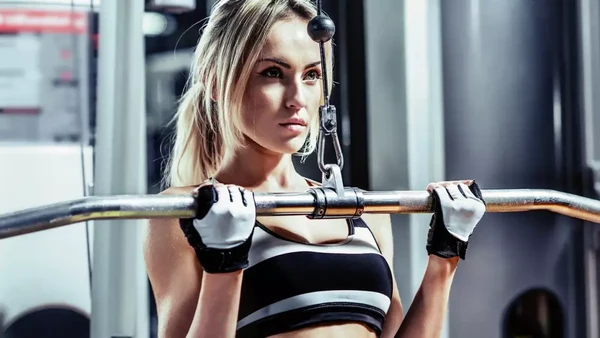 Mulheres treinando: musculação e academia por Shutterstock