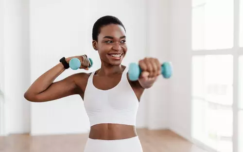 Mulheres treinando: musculação e academia por Shutterstock