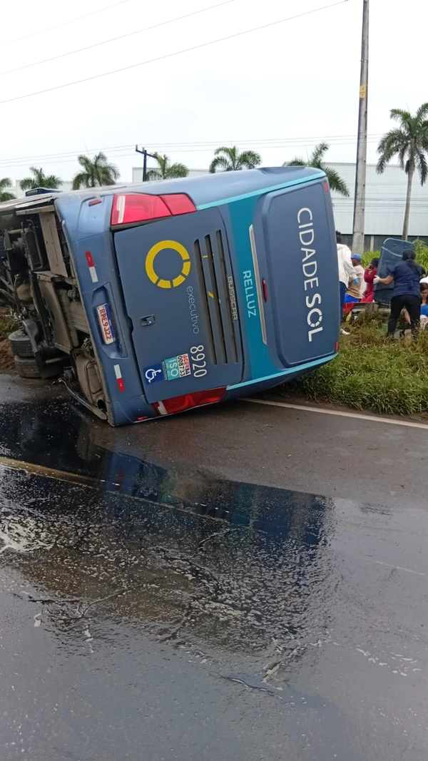 Ônibus tomba na BR-324 por Reprodução