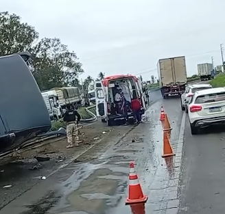 Ônibus tomba na BR-324 por Reprodução