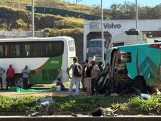 Imagem - Acidente com dois ônibus deixa quatro pessoas mortas e 16 feridas em rodovia
