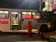 Imagem - Ônibus bate em prédio em Boca da Mata e deixa 11 feridos
