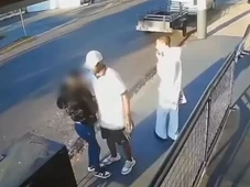 Imagem - Vídeo: motorista sai de carro e salva menina de tentativa de estupro