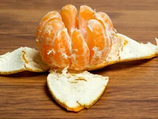Imagem - Tem álcool e casca de tangerina em casa? Aprenda a fazer um desinfetante natural que limpa, perfuma e afasta insetos