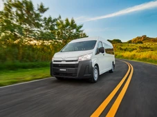 Imagem - Toyota lança van com base, motor e câmbio da Hilux; veja o preço