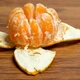 Imagem - Tem álcool e casca de tangerina em casa? Aprenda a fazer um desinfetante natural que limpa, perfuma e afasta insetos