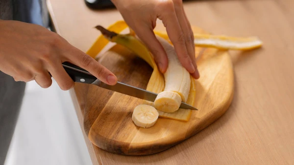 A orientação é consumir a fruta ainda firme, já que assim evita picos de glicemia