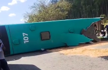 Acidente com dois ônibus em rodovia de Juiz de Fora  por Reprodução