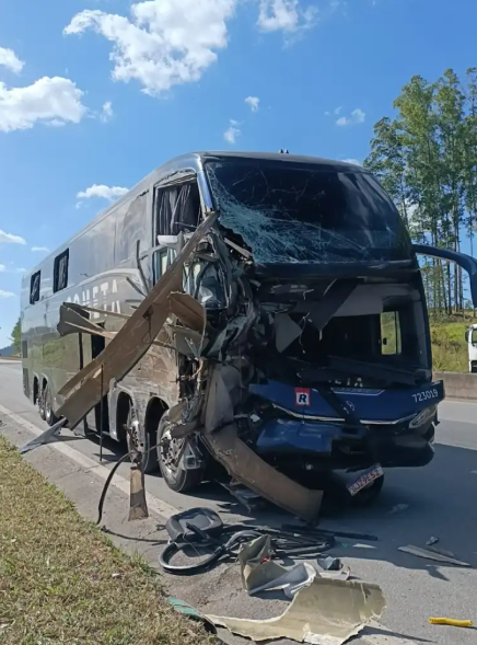Acidente com dois ônibus em rodovia de Juiz de Fora  por Reprodução