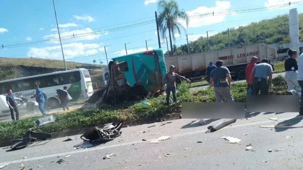 Acidente com dois ônibus em rodovia de Juiz de Fora  por Reprodução