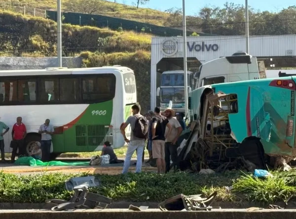 Acidente com dois ônibus em rodovia de Juiz de Fora 