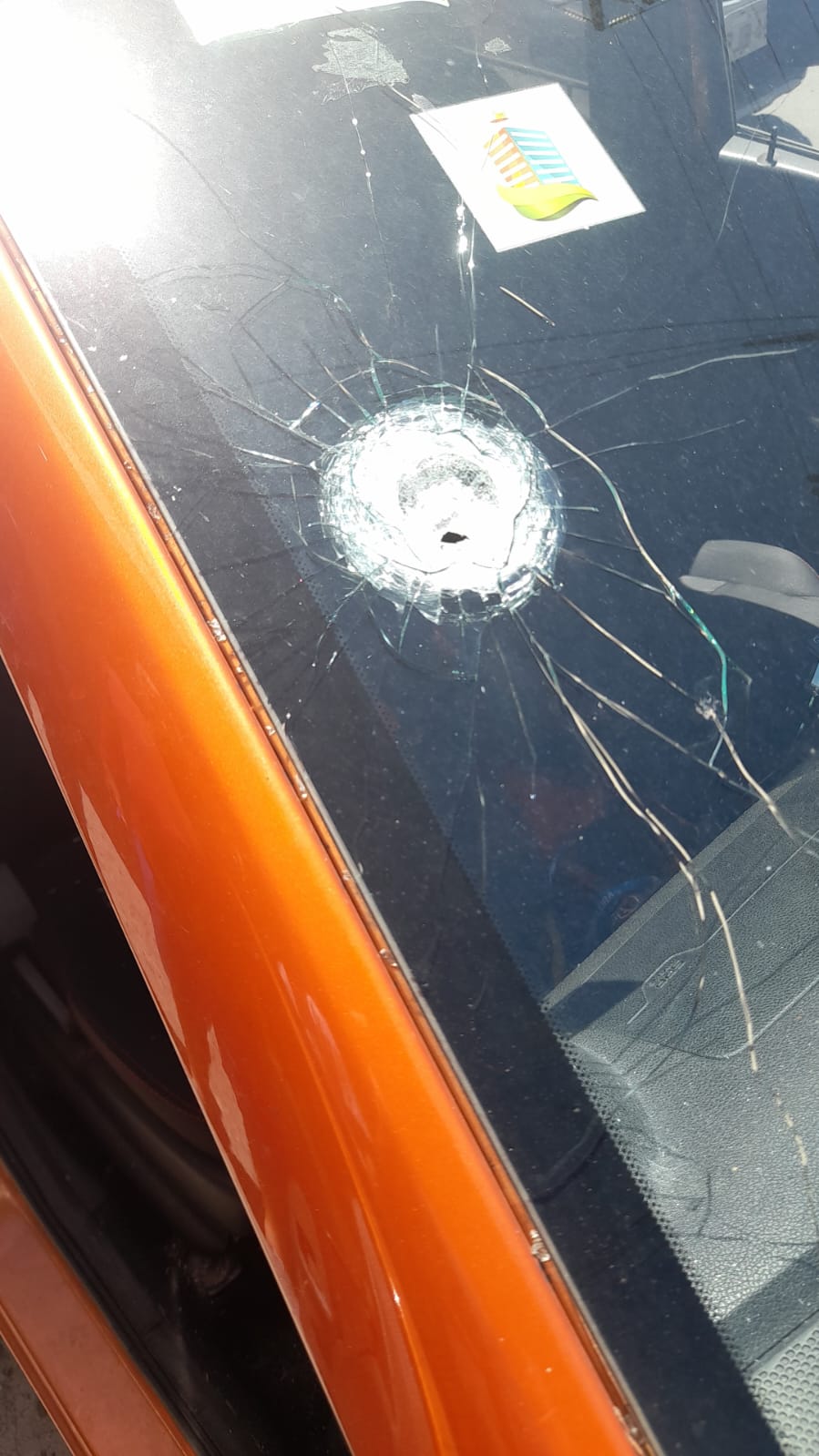 Bala perdida atinge carro de narrador esportivo em Salvador por Acervo pessoal