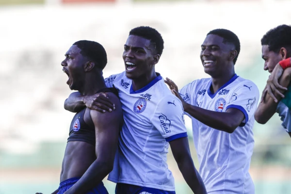 Com dois gols marcados, Roger foi o grande nome da partida 