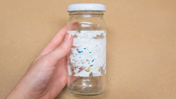 Como remover cola adesiva dos potes? por Reprodução