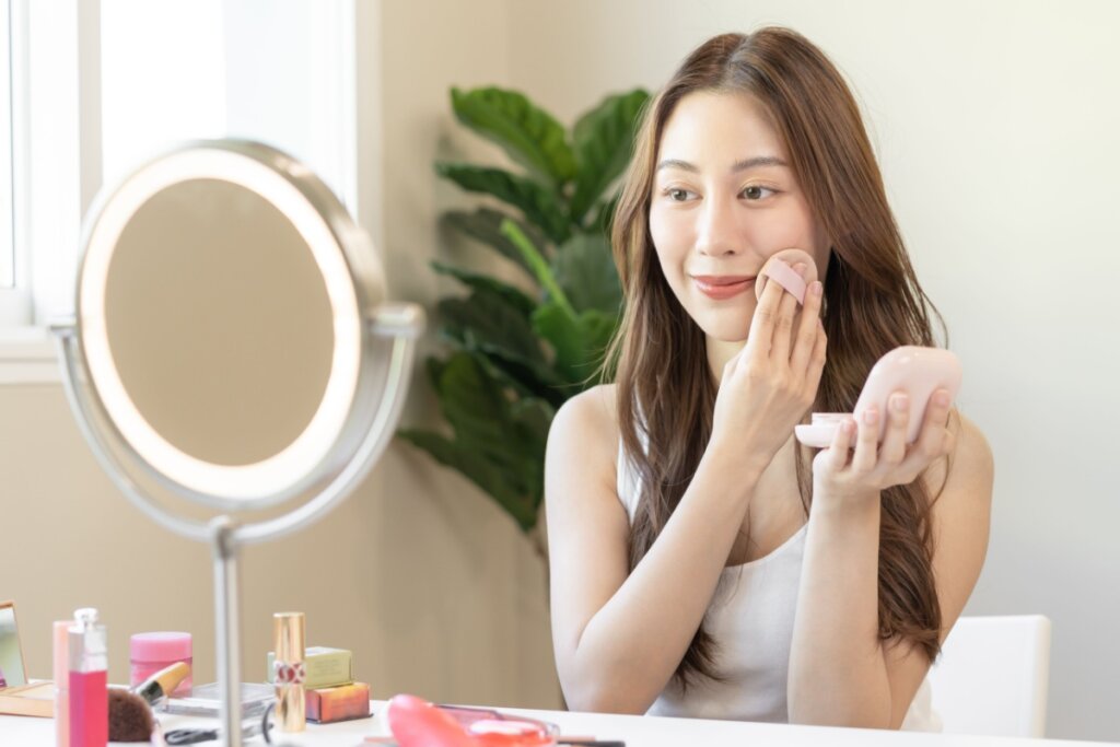 Selar as áreas de maior oleosidade é essencial para garantir a durabilidade da maquiagem (Imagem: Kmpzzz | Shutterstock)