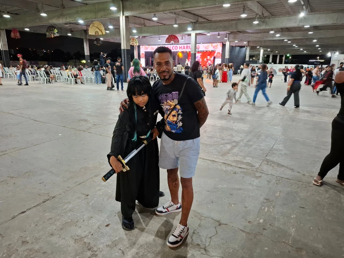 Ingrid Araújo, 15 anos, foi vestida como o personagem Tokito, do anime Demon Slayer, acompanhada pelo pai Elivaldo Santos
