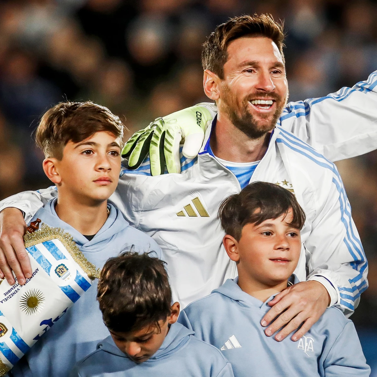 Messi e os três filhos por AFA
