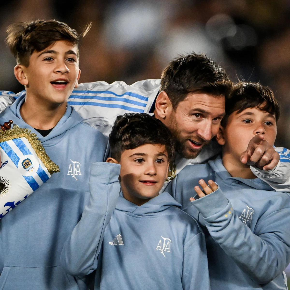 Messi e os três filhos por AFA