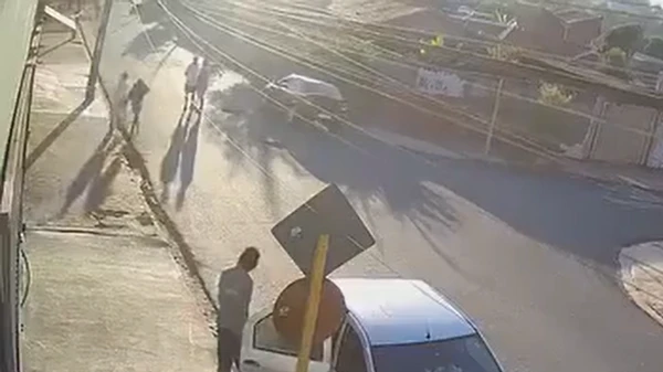 Motorista confrontou suspeito na rua por Reprodução