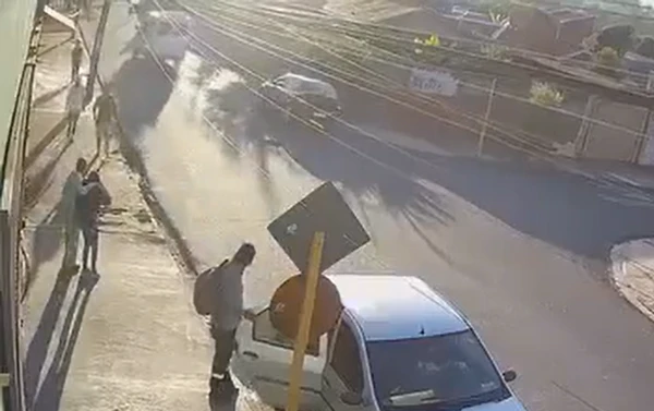 Motorista confrontou suspeito na rua por Reprodução