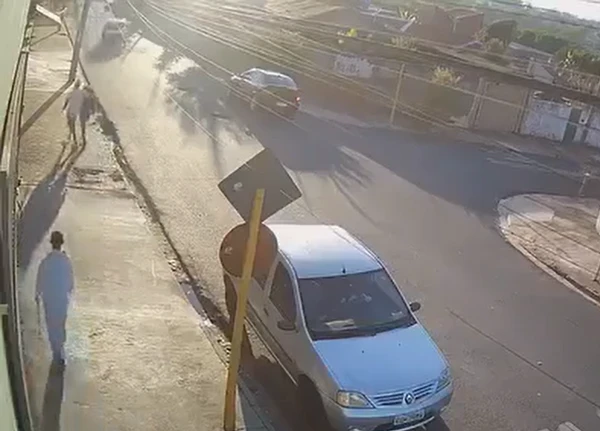 Motorista parou na frente estranhando movimentação por Reprodução