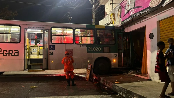 Ônibus colidiu com parte externa de prédio