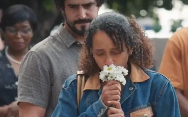 Raquel (Taís Araujo) joga crisântemos brancos no caixão por Reprodução