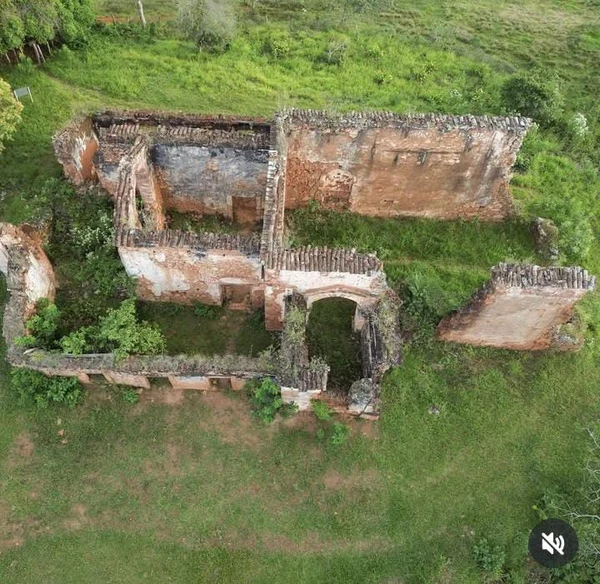 Ruínas da Igreja de São Miguel das Figuras, na Chapada Diamantina por Divulgação
