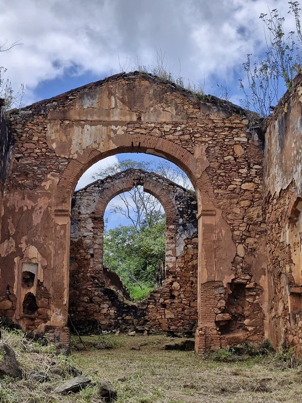 Ruínas da Igreja de São Miguel das Figuras, na Chapada Diamantina por Divulgação