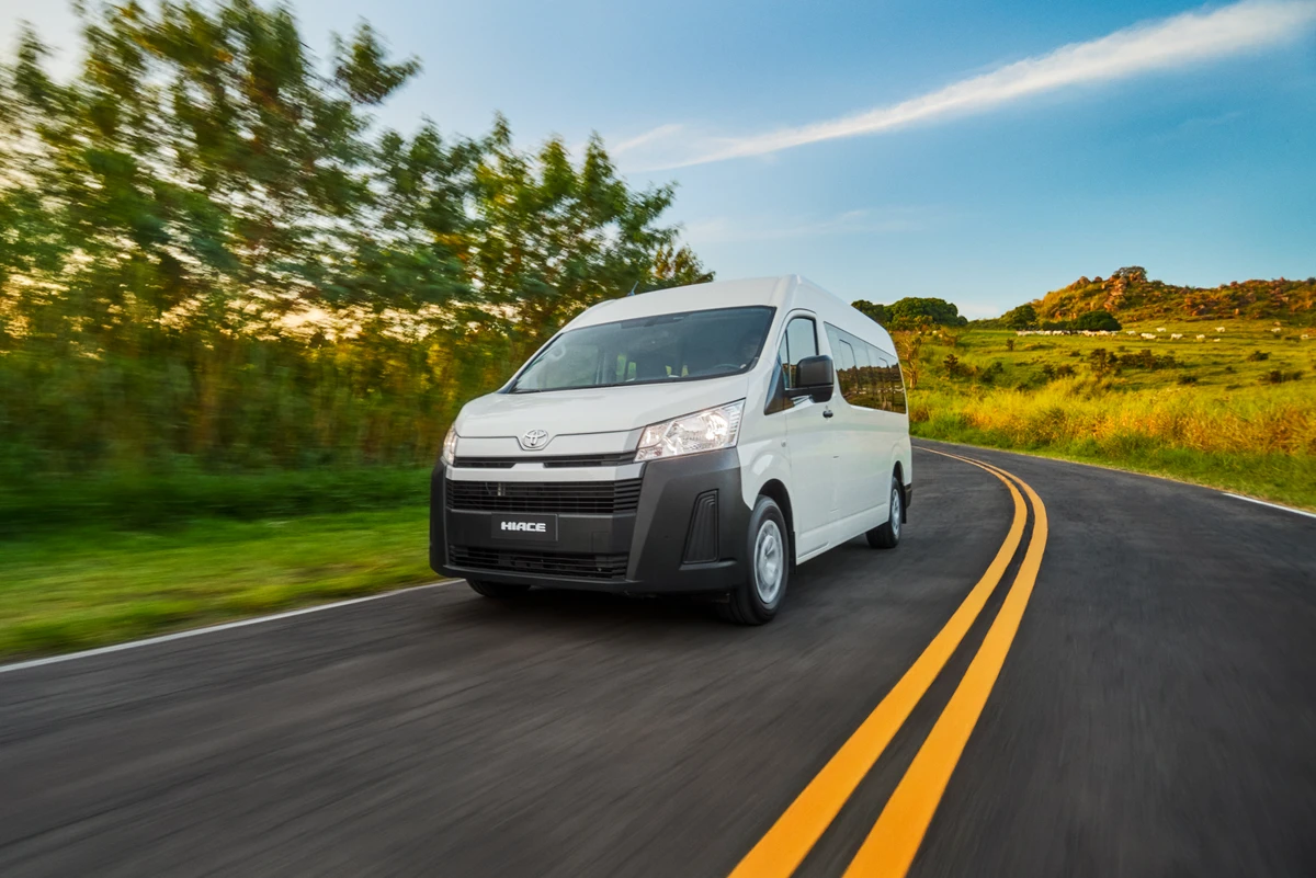 A Hiace chega inicialmente ao Brasil na versão de passageiros
