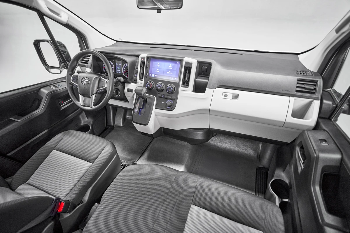 A cabine tem dois airbags frontais e um para os joelhos do motorista por Divulgação