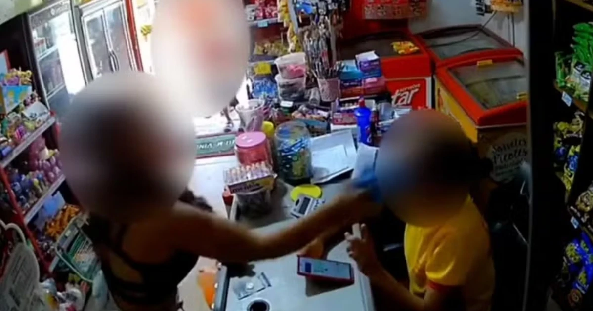 Imagem - Mãe agride funcionária com chinelada no rosto após filho gastar R$ 10 em mercearia