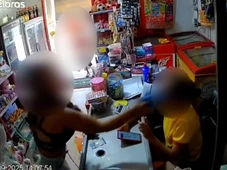 Imagem - Mãe agride funcionária com chinelada no rosto após filho gastar R$ 10 em mercearia