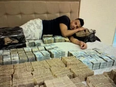 Imagem - Ostentação: PF encontra foto de TH Joias na cama com R$ 5 milhões