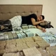 Imagem - Ostentação: PF encontra foto de TH Joias na cama com R$ 5 milhões