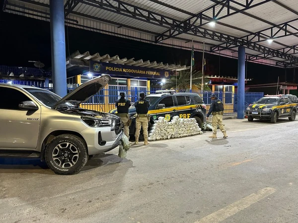 Homem sem habilitação é preso após ser flagrado transportando quase 50kg de maconha do tipo skunk