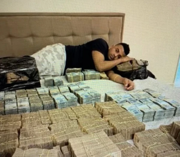 Ostentação: PF encontra foto de TH Joias na cama com R$ 5 milhões