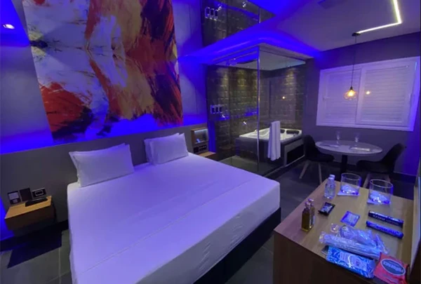 Suíte Aqua no Fantasy Motel possui cama queen, banheira e iluminação temátic