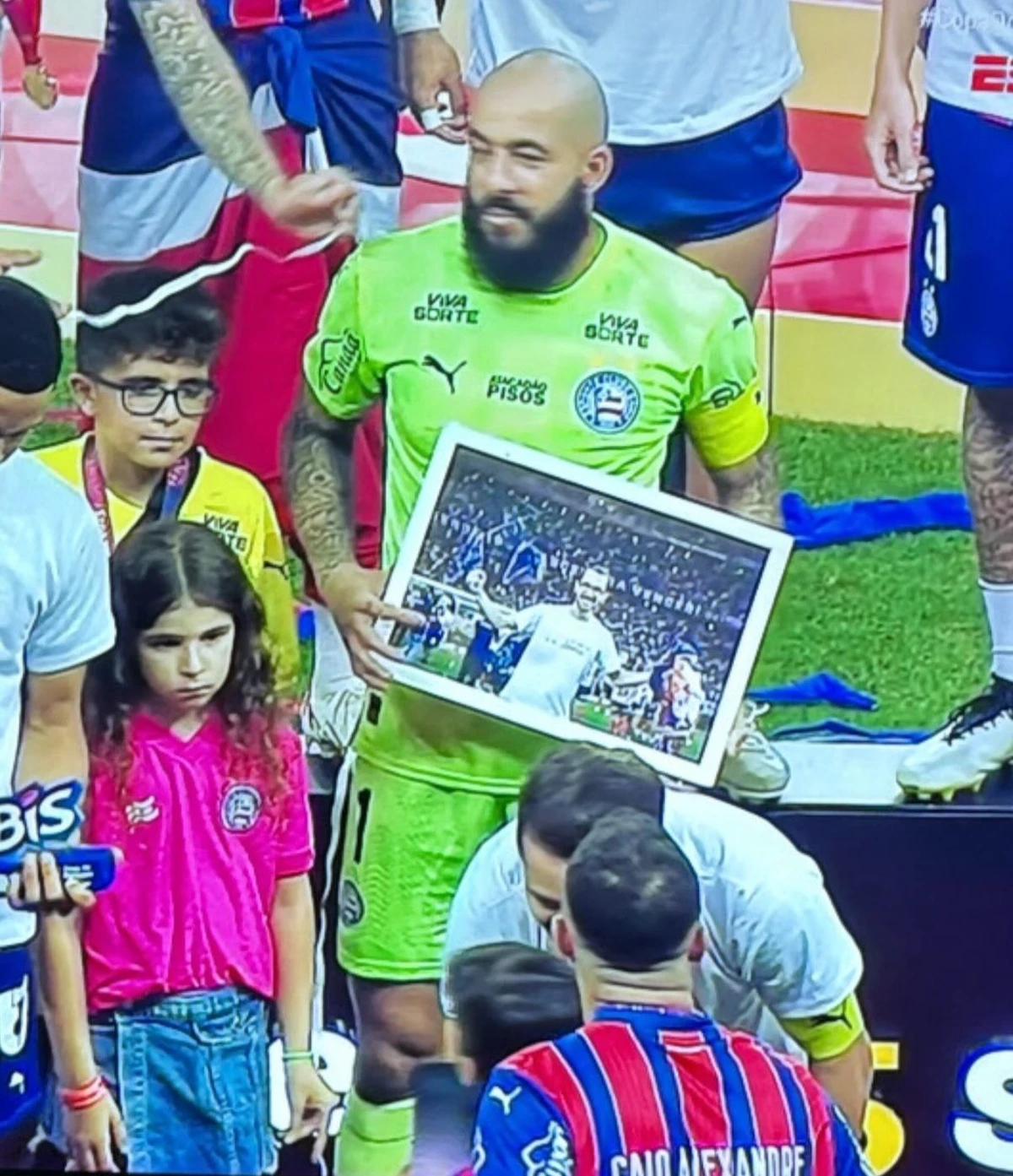 Bruno Queiroz esteve com elenco durante comemoração do penta da Copa do Nordeste por Reprodução