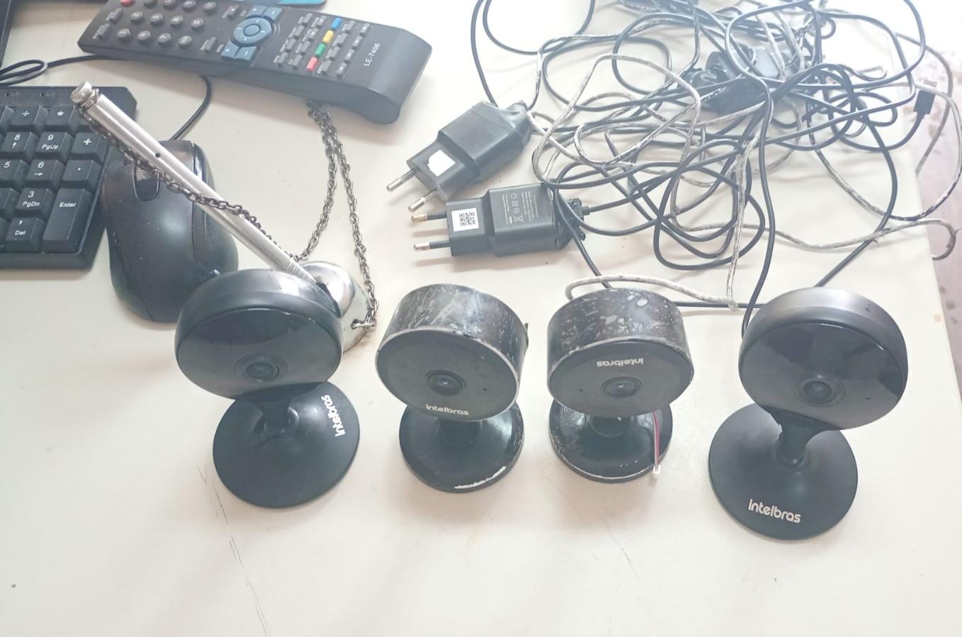 Câmeras clandestinas encontradas em Fazenda Coutos por Divulgação