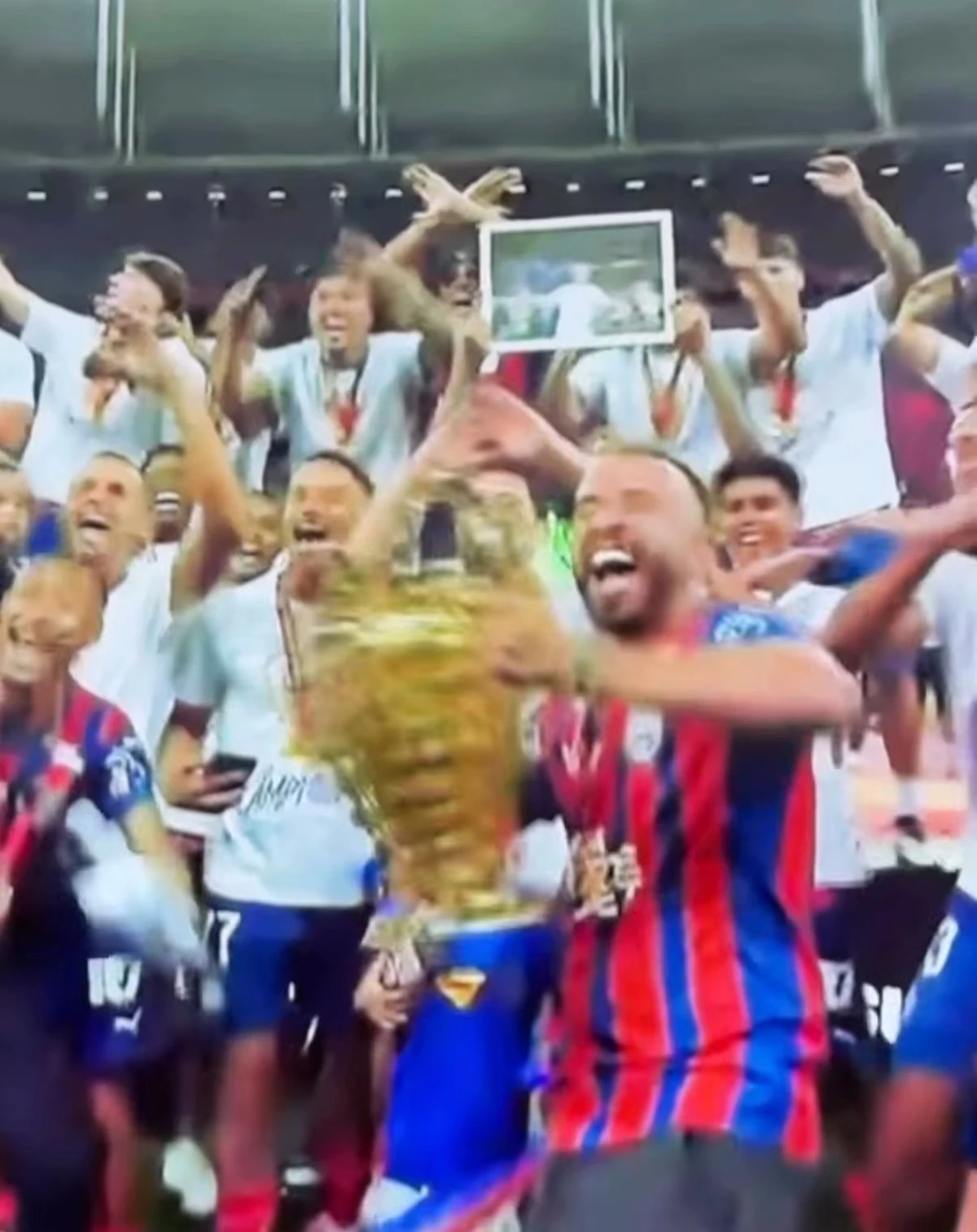 Imagem de Bruno foi erguida junto com a taça por Reprodução