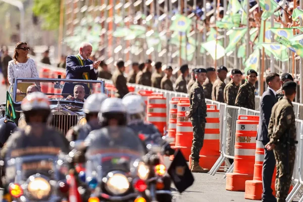 Lula e ministros acompanham desfile; público entoa 