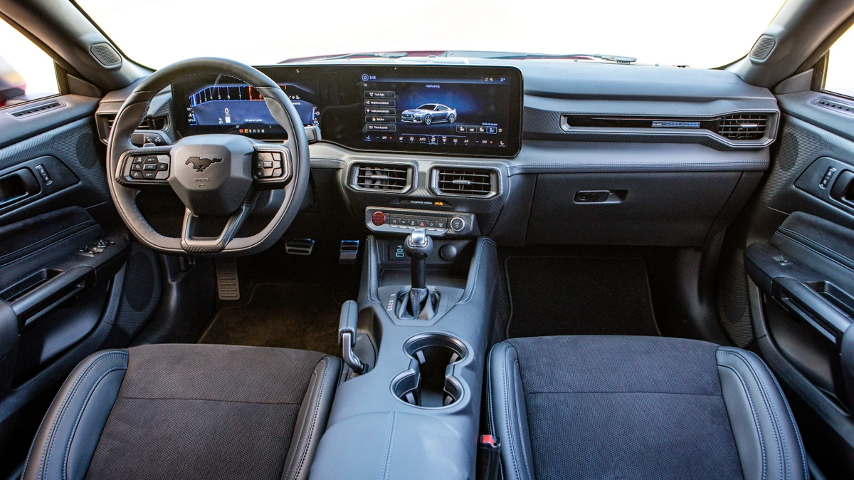 Com sete airbags, cabine mescla elementos esportivos com bastante tecnologia
 por Divulgação