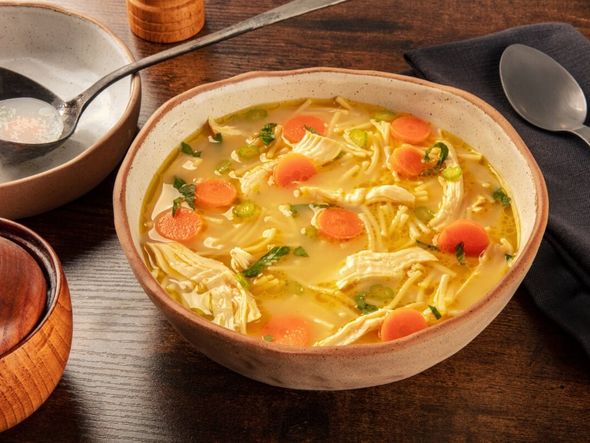 Imagem - Aprenda 5 receitas de sopas, caldos e cremes com frango
